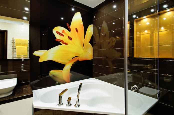 salle de bain noire et jaune