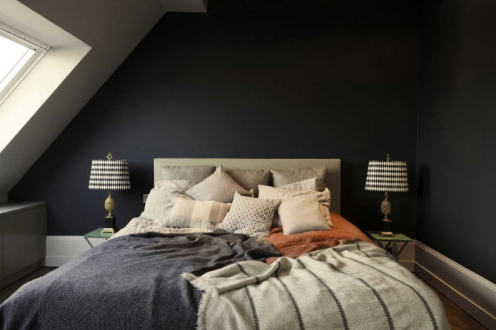Textiles dans une chambre à coucher aux tons noirs