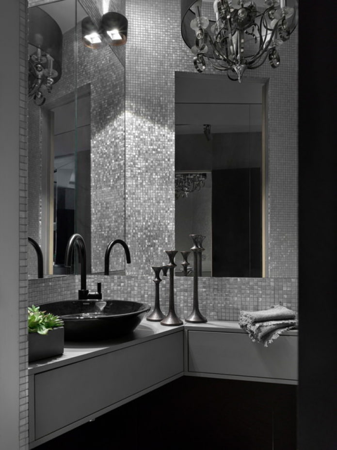 Mosaïque miroir sur le mur