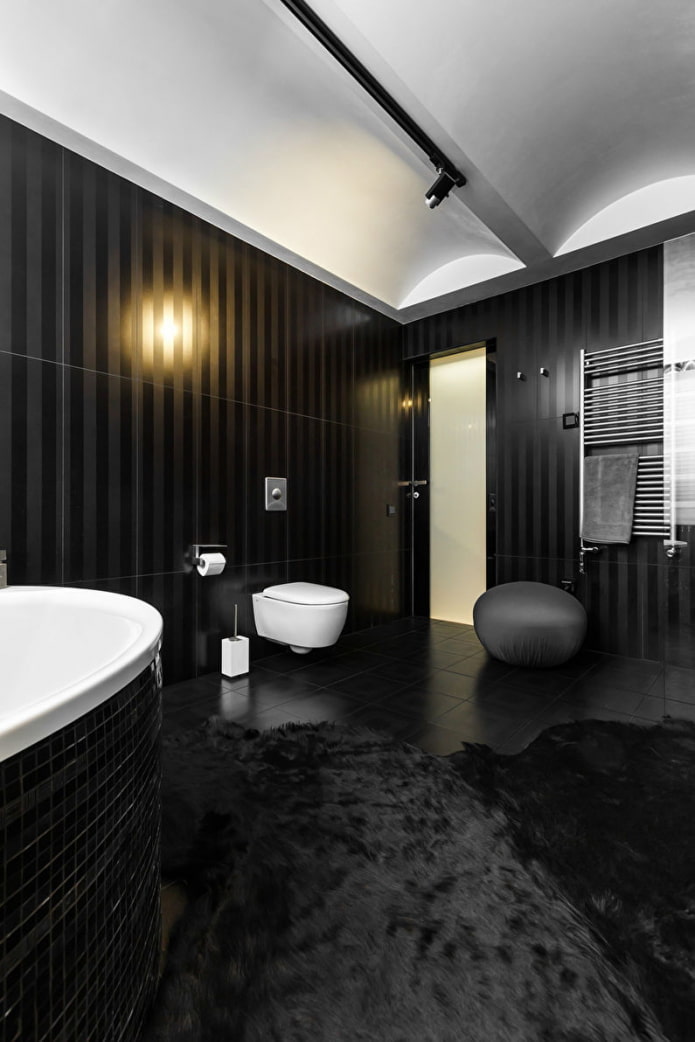 Moquette noire dans la salle de bain