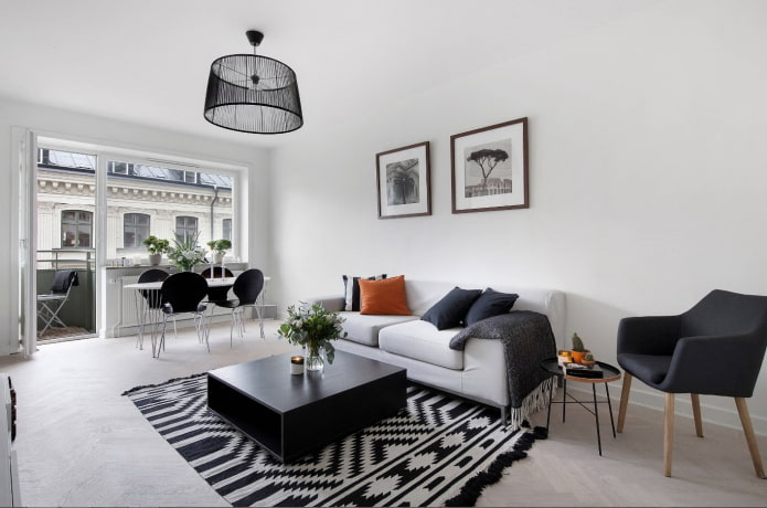 Éclairage et décoration du salon dans les tons noir et blanc