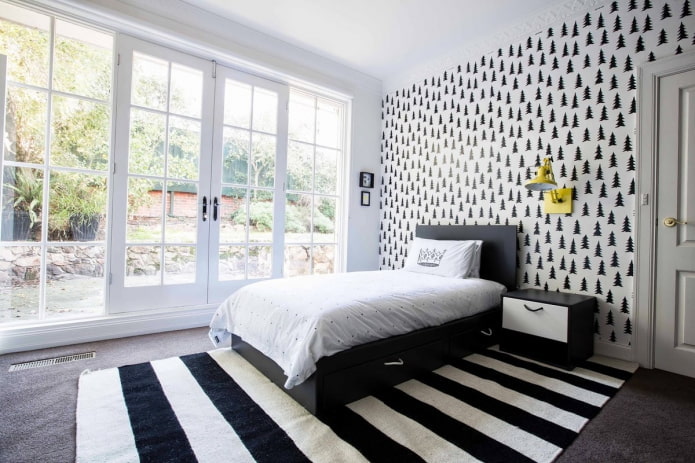 Textiles dans une chambre aux tons noir et blanc