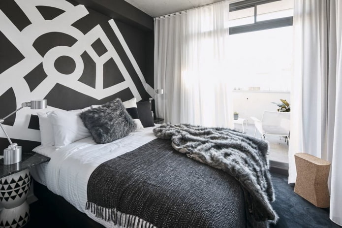 Textiles dans une chambre aux tons noir et blanc