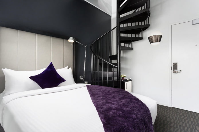 Textiles dans une chambre aux tons noir et blanc