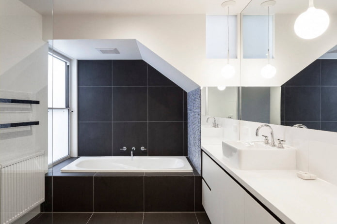 Salle de bain noire et blanche avec une niche