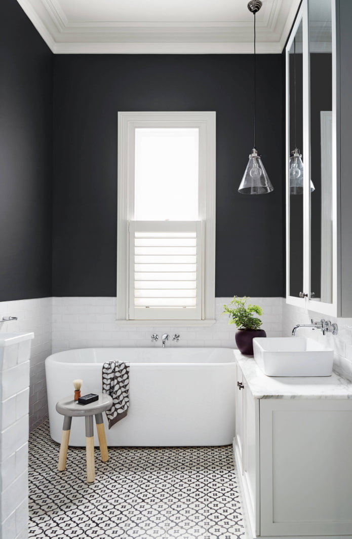 Mur bicolore dans la salle de bain