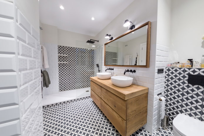 Meuble sous-vasque en bois dans la salle de bain