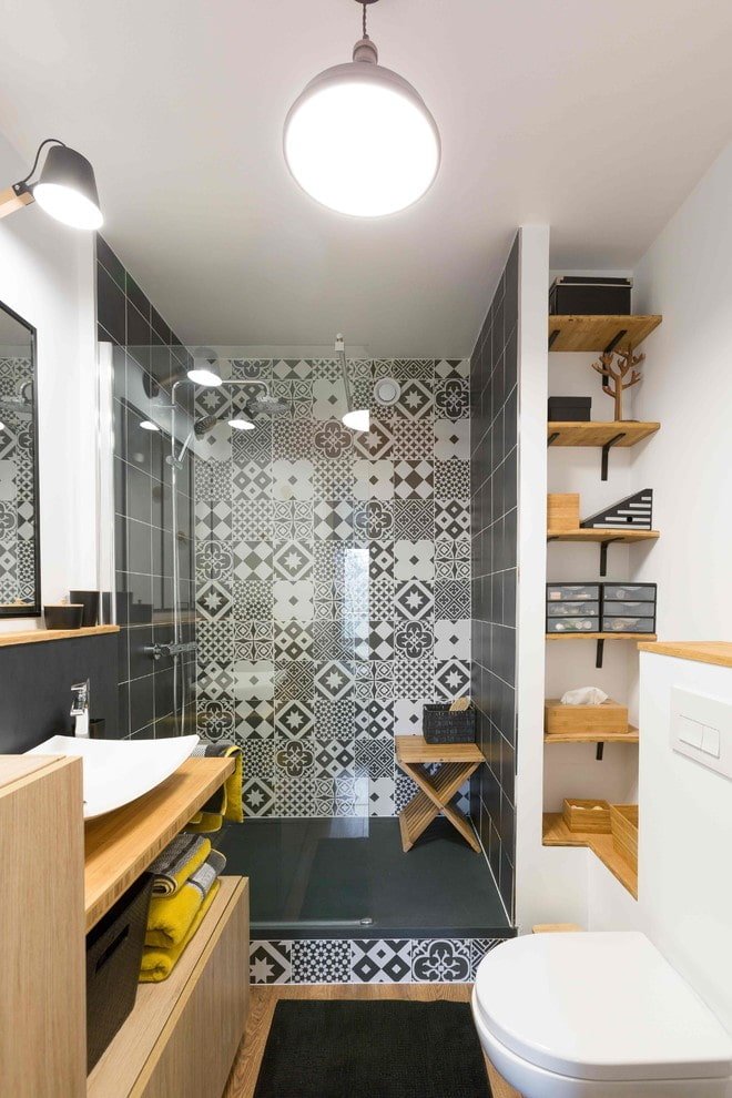 Meuble sous-vasque en bois dans la salle de bain