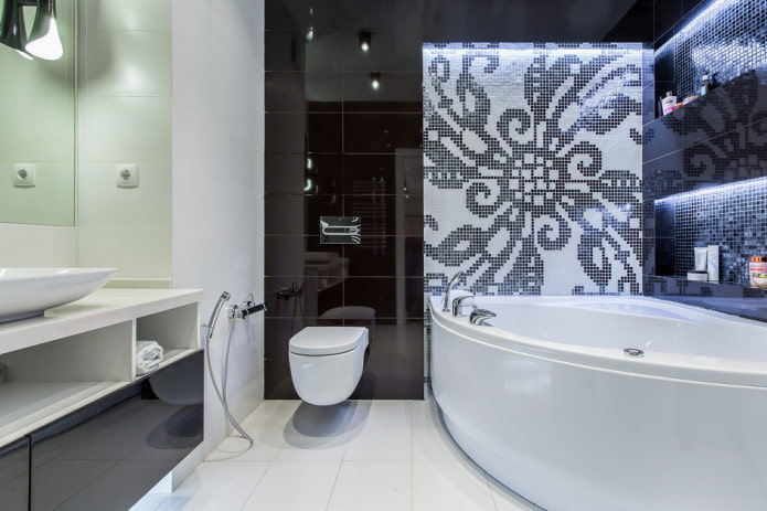 Panneau de mosaïque au-dessus de la baignoire