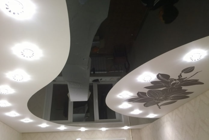 Plafond à un seul niveau de deux couleurs