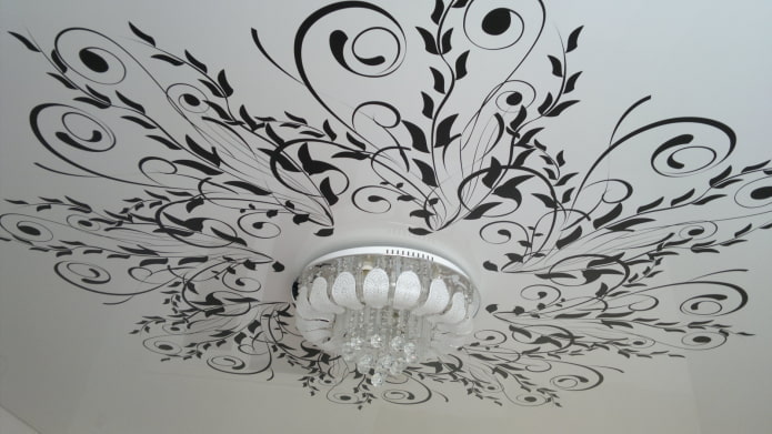 Plafond blanc à motif noir