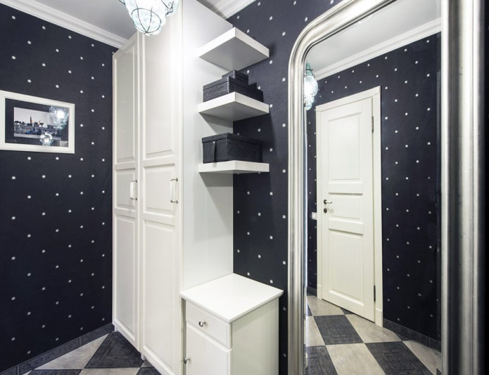 Papier peint à pois dans le couloir