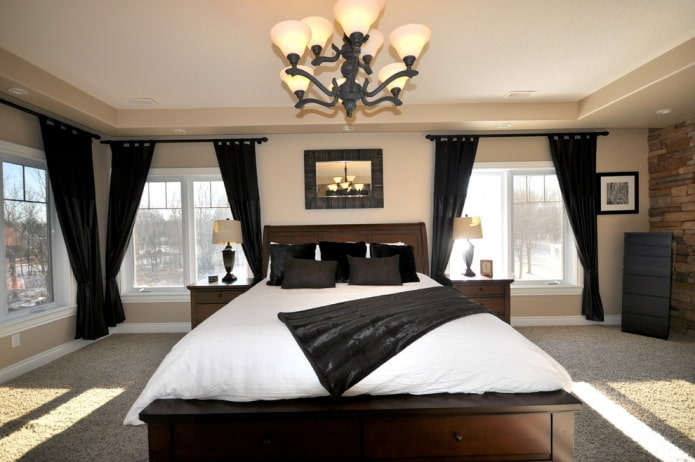 Rideaux sur boucles dans la chambre