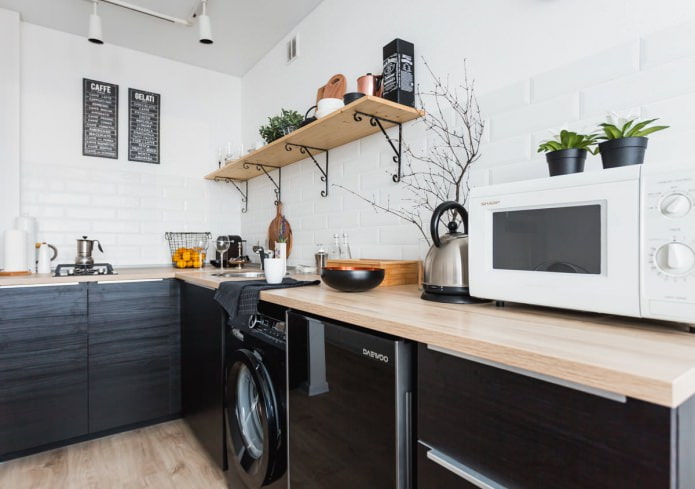 Ensemble noir dans une cuisine de style scandinave