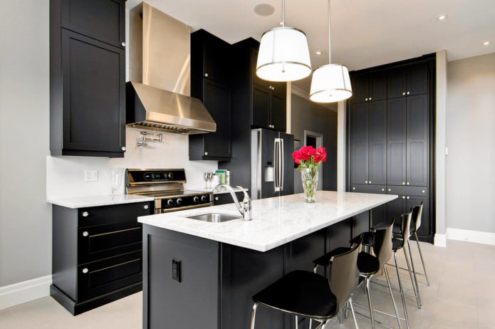 cuisine avec meubles noirs et papier peint uni gris