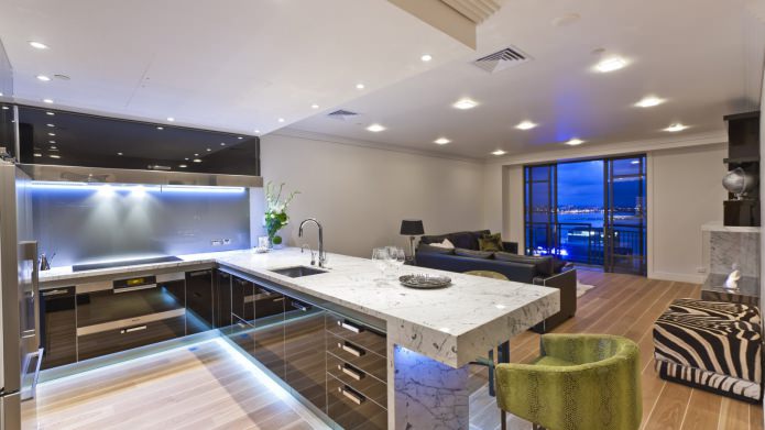 Intérieur de cuisine avec des meubles noirs
