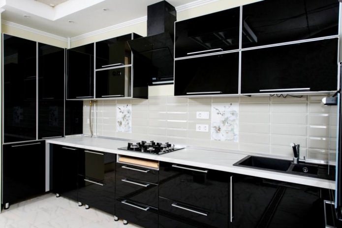 Ensemble de cuisine noir brillant de style minimaliste