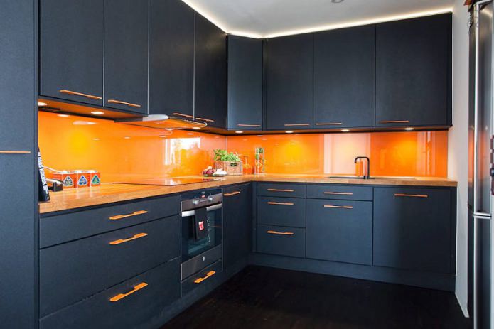 Ensemble d'angle noir avec tablier orange