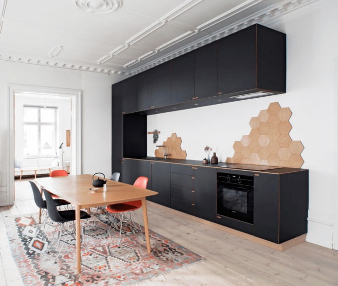 Ensemble de cuisine noir mat dans un intérieur de cuisine