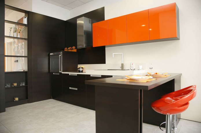 Ensemble de cuisine noir et orange avec comptoir de bar