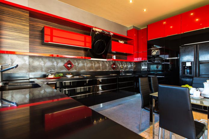 Ensemble de cuisine noir et rouge dans une cuisine moderne