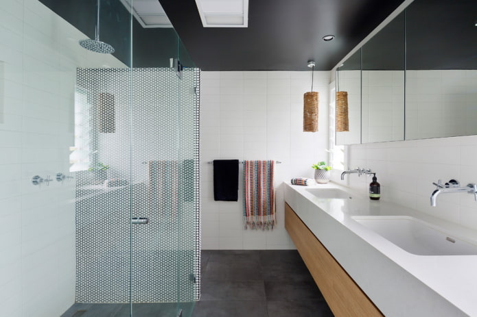 Plafond tendu noir dans la salle de bain