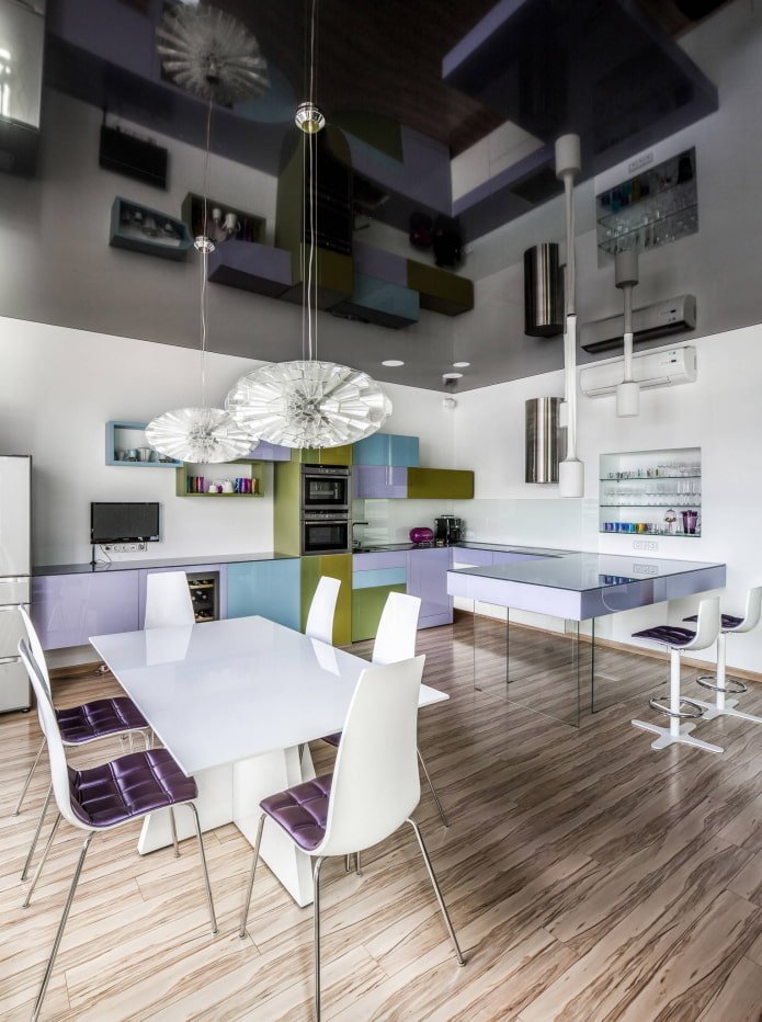 Plafond tendu noir brillant dans la cuisine