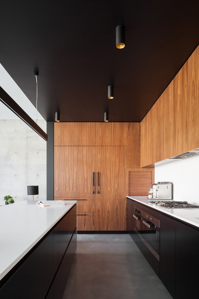 Plafond tendu noir dans la cuisine