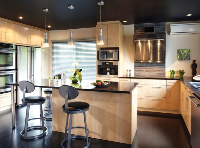 Plafond tendu noir mat dans la cuisine