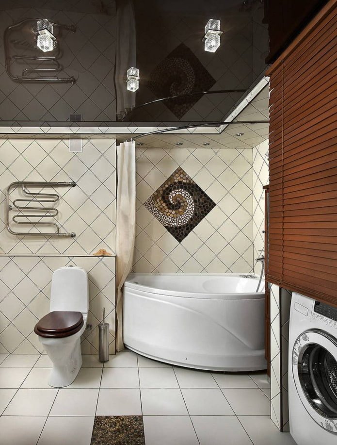 Plafond tendu noir brillant dans la salle de bain