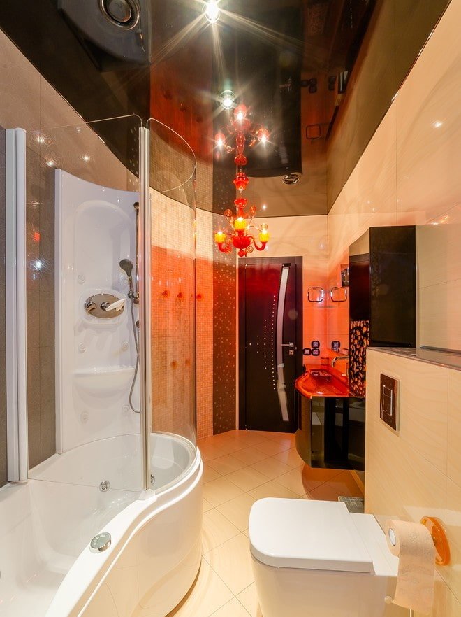 Plafond tendu noir brillant dans la salle de bain