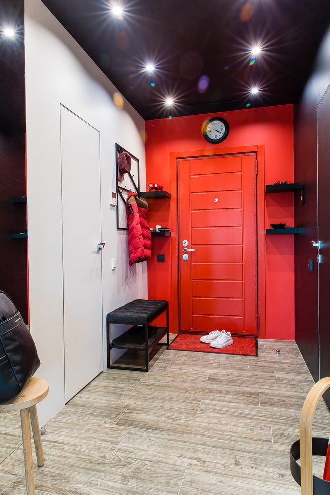 Plafond tendu noir dans le couloir