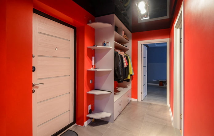 plafond tendu noir brillant dans le couloir