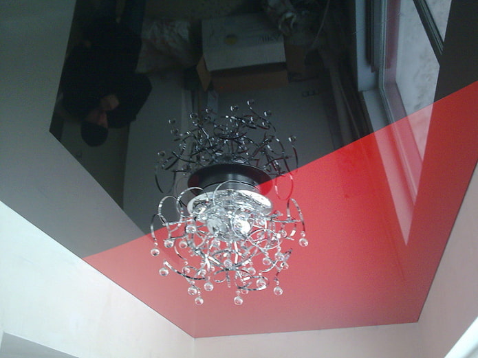 Plafond tendu rouge et noir