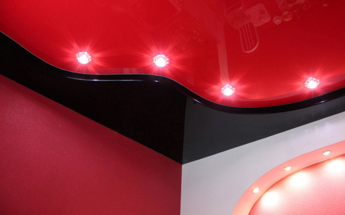 plafond tendu rouge et noir