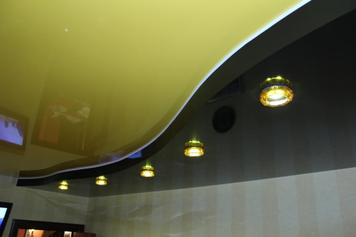 Structure tendue jaune et noire