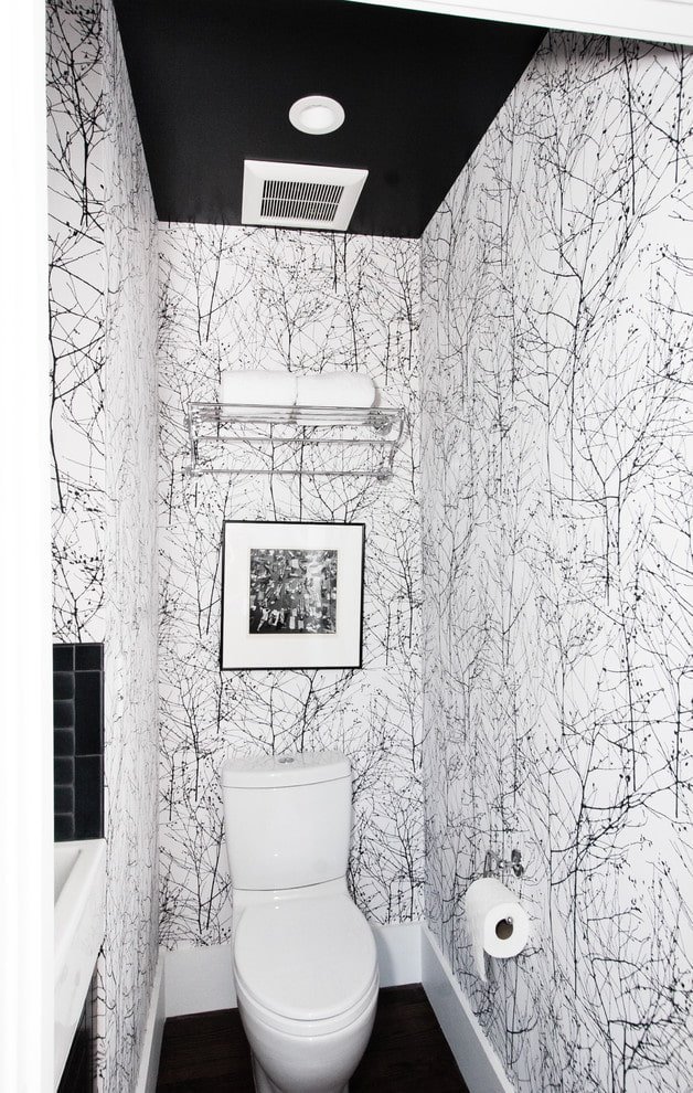 Plafond noir dans la salle de bain
