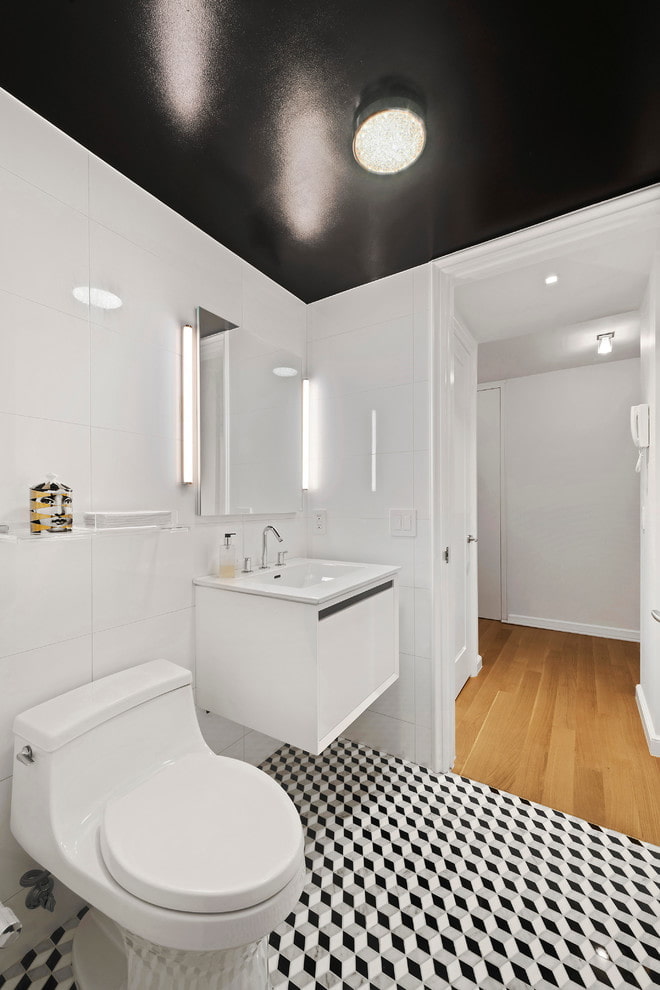 Plafond noir dans la salle de bain