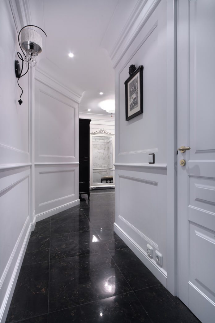 carrelage noir brillant dans le couloir