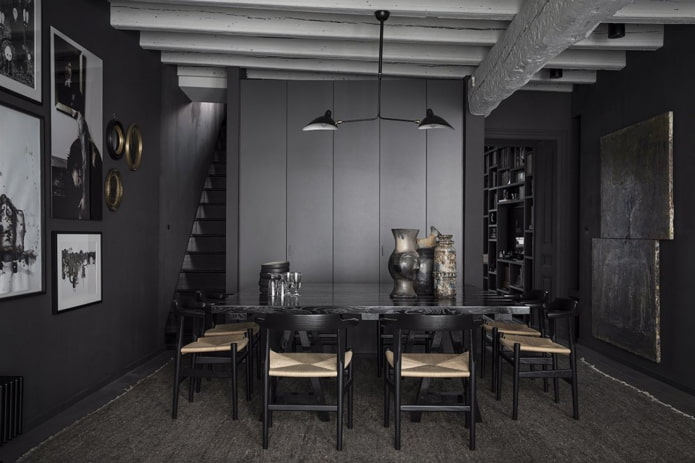 Salle à manger noire dans la maison