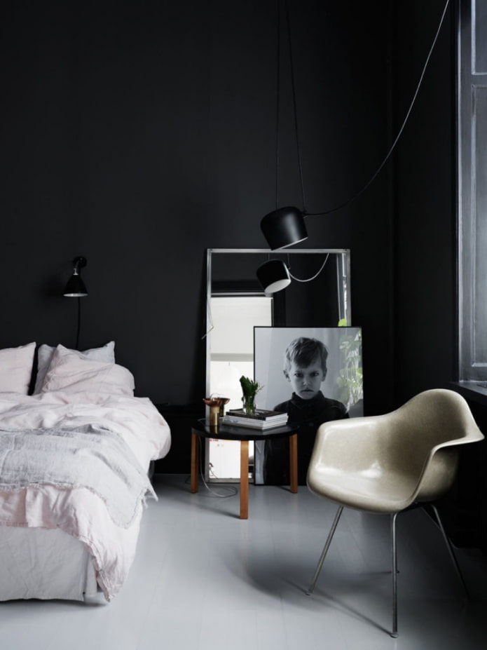 chambre avec un mur noir