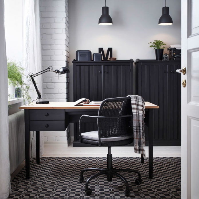 meubles noirs à l'intérieur