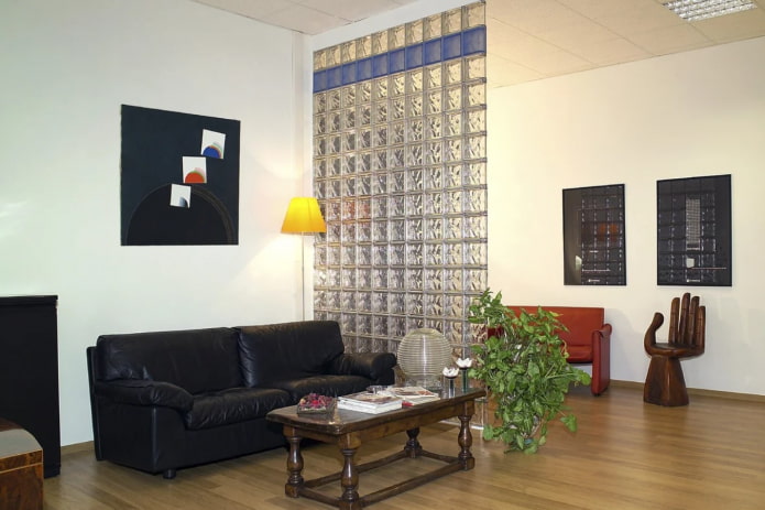 cloison en blocs de verre dans le hall