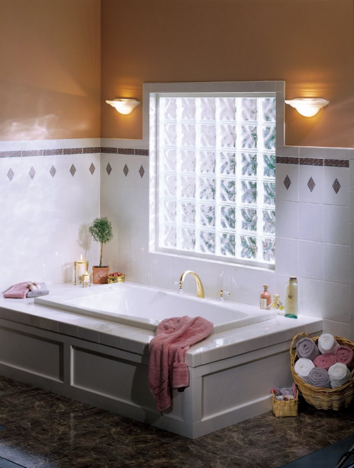 fenêtre en blocs de verre dans la salle de bain