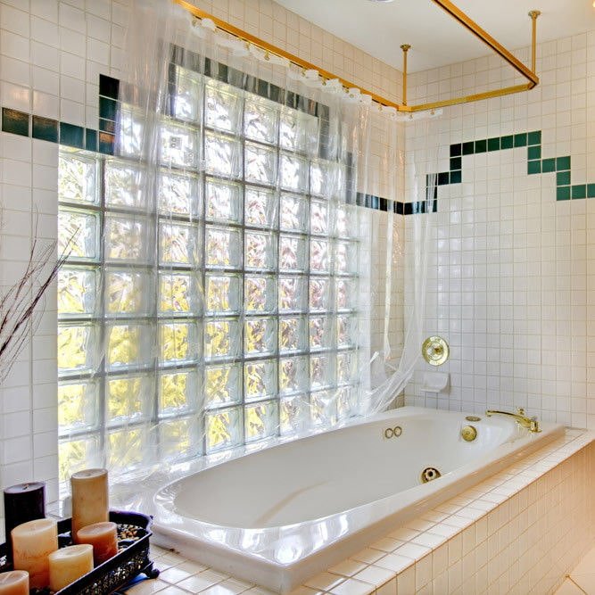 fenêtre en briques de verre dans la salle de bain