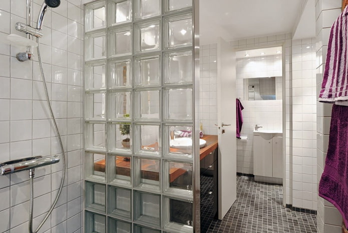 cloison en briques de verre dans la salle de bain