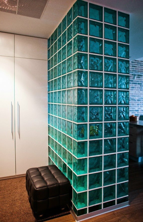 Blocs de verre dans le couloir