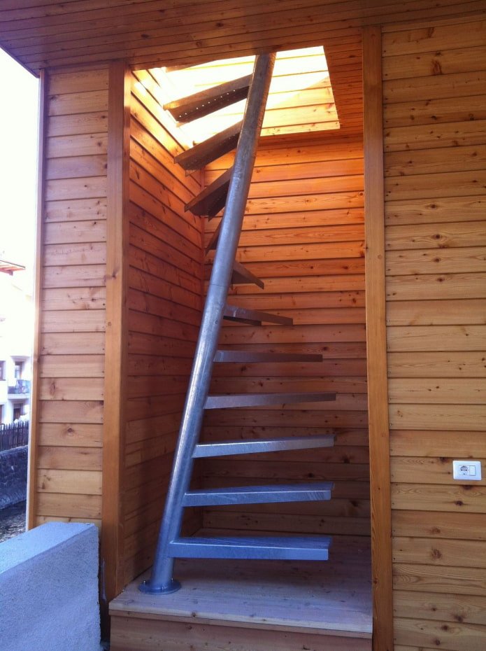 Escalier en colimaçon avec support oblique