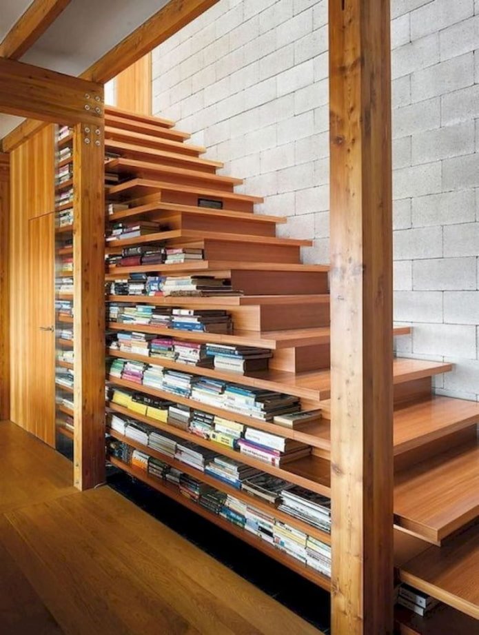étagère sous l'escalier