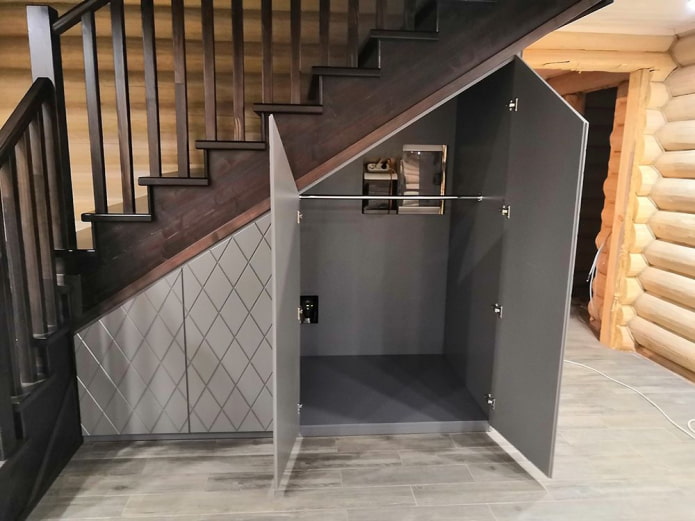 penderie sous l'escalier